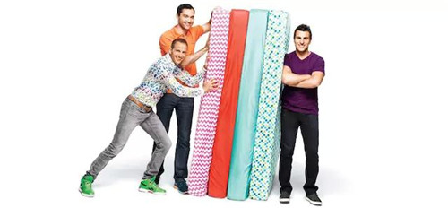 Airbnb 公司的三位創(chuàng)始人，以及他們最早的 Airbed