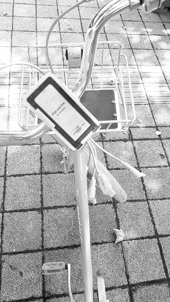 車把中間有手機充電支架，下方連接著3根充電線。