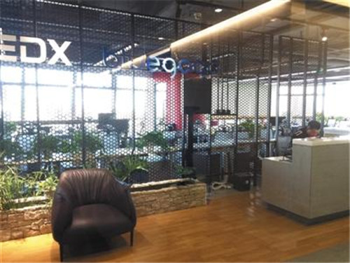 11月16日，小藍單車總部人去樓空，前臺只剩保安。