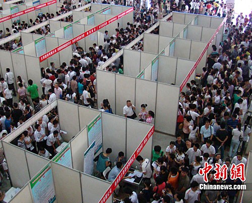 圖為招聘會(huì)現(xiàn)場(chǎng)人山人海的求職者。中新社發(fā) 付美斌 攝