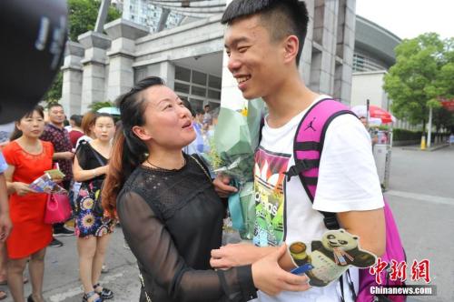 資料圖：家長(zhǎng)給考生送上鮮花。王康明 攝