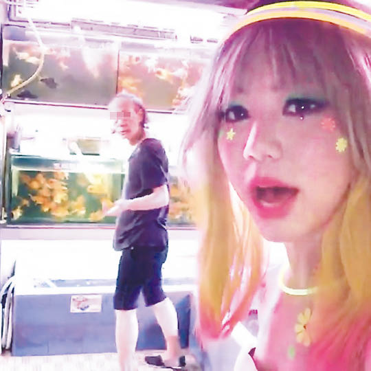 鄧紫棋穿熒光裝，嚇尿路人