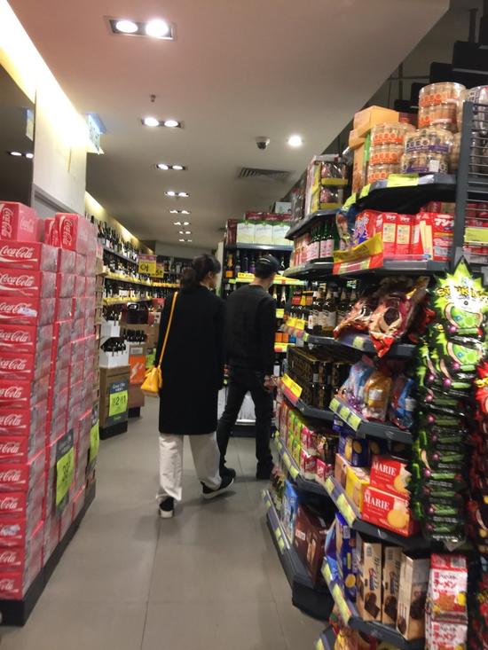 黃宗澤被曝與日籍女模Jun甜蜜逛超市 黃宗澤被曝與日籍女模Jun甜蜜逛超市