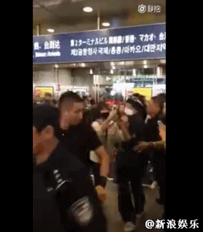 Bigbang權(quán)志龍抵達北京 保鏢怒推女粉絲
