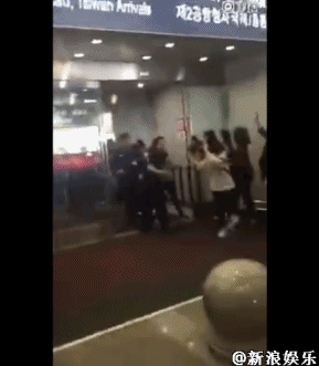 Bigbang權(quán)志龍抵達北京 保鏢怒推女粉絲