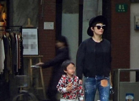 等等正面照曝光。