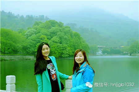 奧斯卡汽車影城的美女和這個(gè)風(fēng)景融入的真好啊，有木有？！