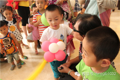 拿到氣球玩具的小朋友，瞬間成了焦點，周圍的小朋友都想和你做朋友，你知道嗎？