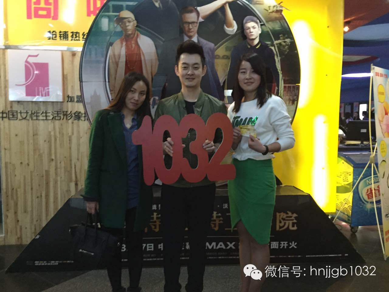 傳說中的Johnny終于現(xiàn)身啦！還是美女魅力大哦。帥哥美女好養(yǎng)眼，小編忍不住要多看幾眼呢。