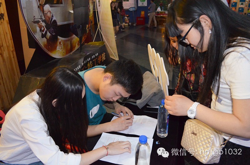 看，我們的工作人員正在組織簽到哦！