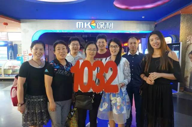 認(rèn)識(shí)的不認(rèn)識(shí)的，拍張合照就是朋友啦