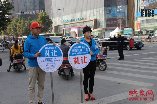 河南省文明交通形象大使、河南交通廣播主持人南方在活動(dòng)現(xiàn)場(chǎng)