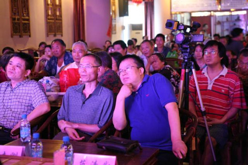 信息廣播總監(jiān)李金鋒（左1）、副總監(jiān)魏志剛（左2）、副總監(jiān)陳德年（左3）