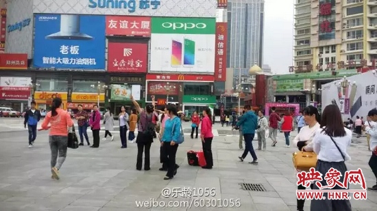 他們從四面八方匯集到二七塔下，由行走路人一下變成了一支舞蹈隊(duì)，跳起了節(jié)奏歡快、時(shí)尚動(dòng)感的舞蹈。