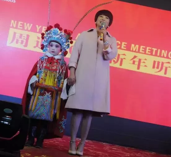 盛裝亮相的小戲迷，周迪的節(jié)目影響了一代又一代人