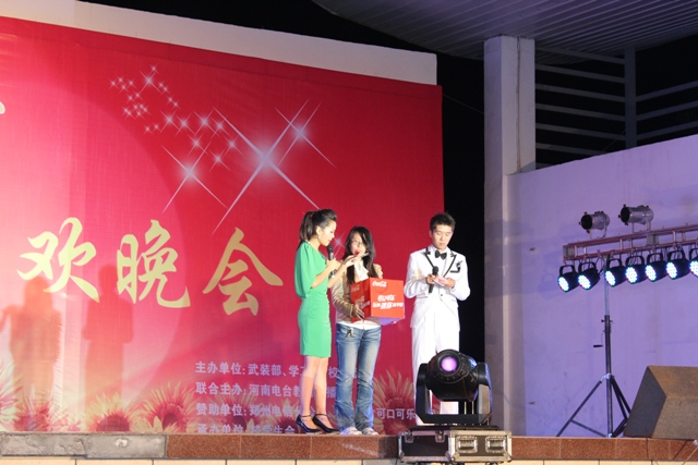 教育廣播女主播葉子現(xiàn)身晚會，全場沸騰