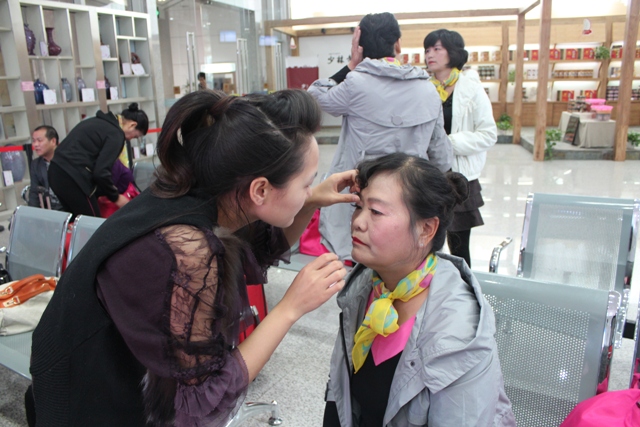 活動(dòng)開(kāi)始前，教育廣播女主播幫參與活動(dòng)演出的老人化妝