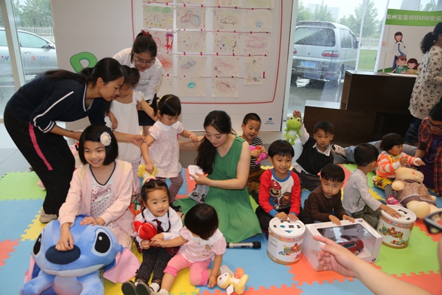 小朋友們現(xiàn)場講述自己的繪畫內容