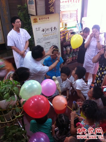 活動(dòng)開始了，濟(jì)華中醫(yī)館的保健按摩專家李老師為大家講解如何有效預(yù)防青少年近視。