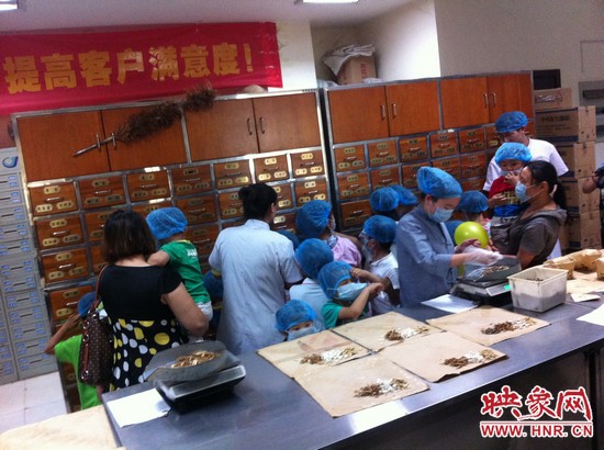 　　接下來(lái)，要進(jìn)入到有中醫(yī)“博物館”之稱的中藥房去探秘啦！藥房那些小抽屜里面裝的是什么？孩子們很好奇