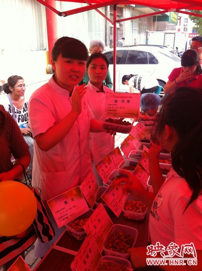 這是什么一，那又是什么？小腦袋不停的在思索，而小手和小鼻子也沒(méi)閑著，時(shí)不時(shí)地摸一摸、聞一聞！