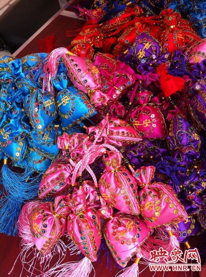 孩子們的好奇心得以大大的滿足，接下來(lái)就要裝香囊啦，你看，五顏六色的香囊多漂亮！