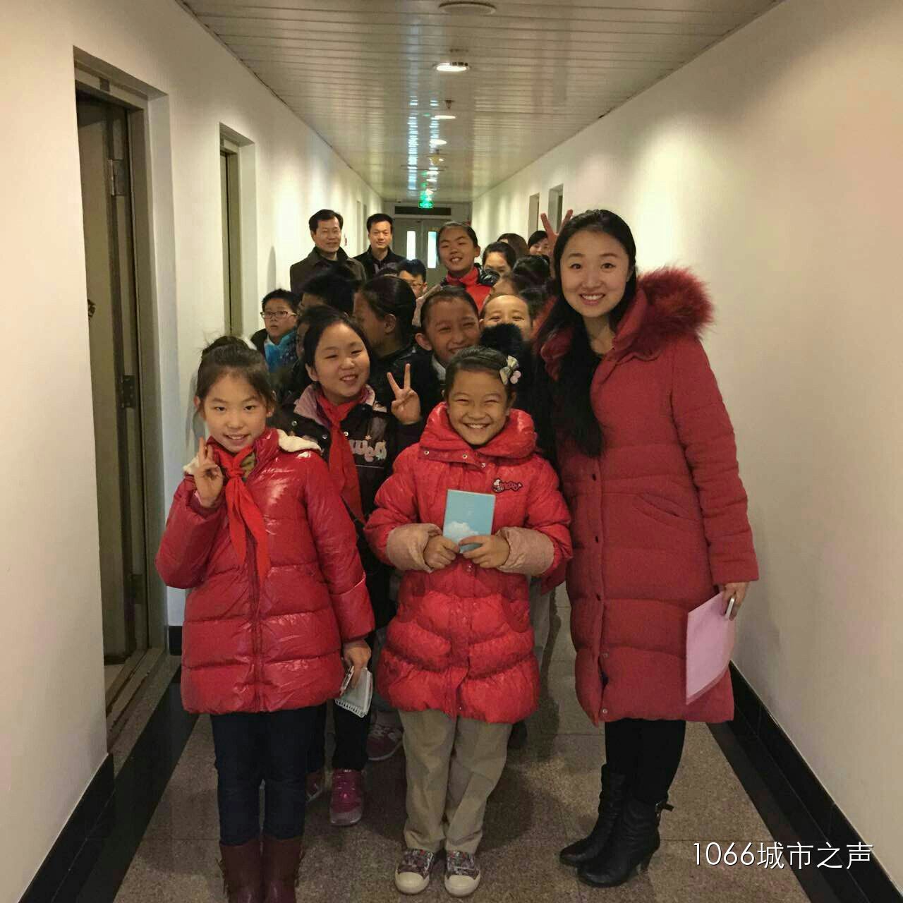 簽字和揭牌儀式后，教育廣播（城市之聲）主持人“卷卷貓”帶領(lǐng)“小主持人”走進(jìn)河南廣播大廈