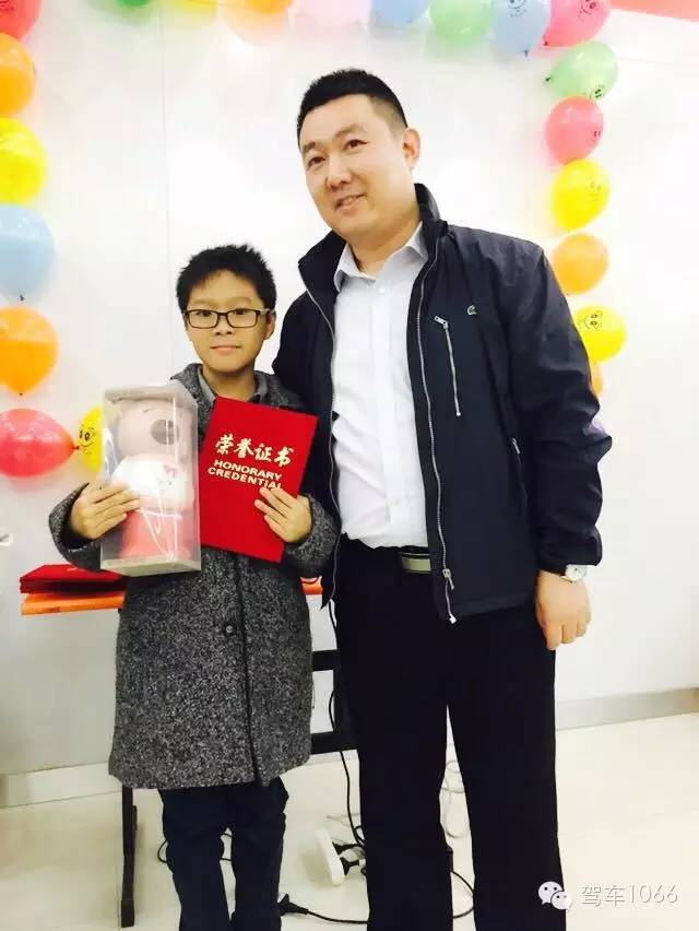 我是小小銀行家，來跟行長合個影哦