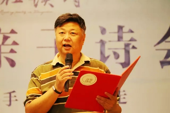 第一個節(jié)目便是重磅，大象融媒·欣欣象融網(wǎng)絡科技公司董事長魏峰帶來沈浩波的作品《在夏天時想起秋天》