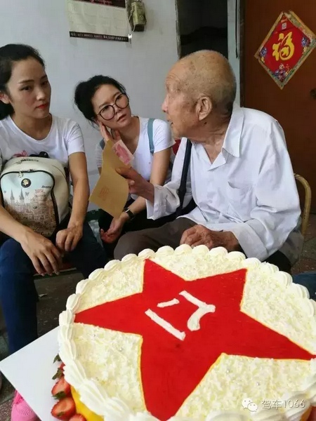 二姐們認(rèn)真聽(tīng)老兵講抗戰(zhàn)的故事，老人年事已高，記憶都是轟炸！轟炸！轟炸！