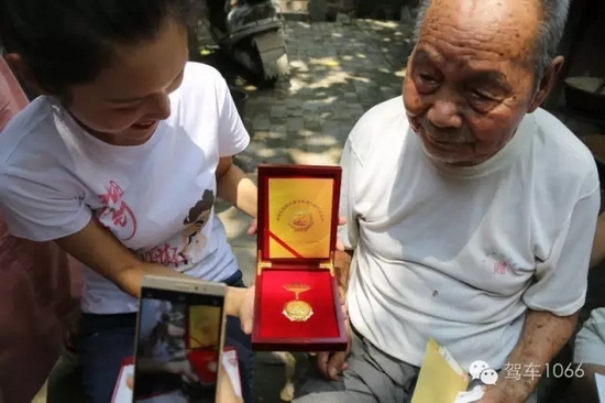 老兵聽(tīng)不到我們?cè)谡f(shuō)什么，今年98了。