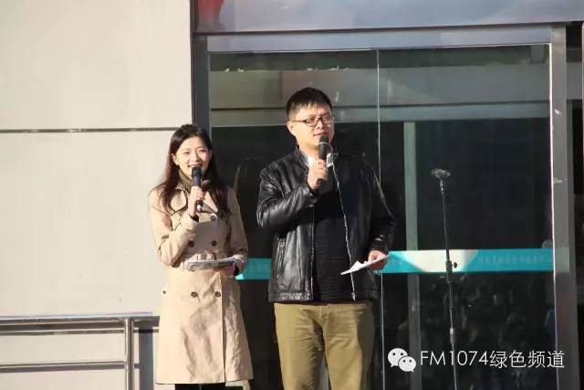 主持人肖震、陳藝主持活動