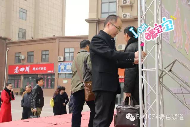 寒江副總監(jiān)親力親為，事無巨細。偶像真是暖暖惹人愛呢！