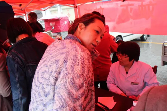 了解到有老人看病不方便，河南電臺1074綠色頻道活動小組欒老師將醫(yī)生請到老人身邊，親自為她診斷。