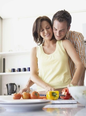 反其道而行，也對他若即若離