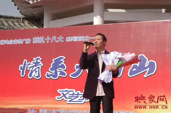 魅力881主持人、新聞先生凱文在演唱