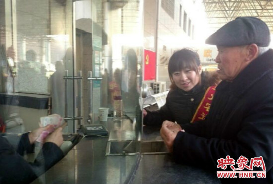 在陳思蕊的積極幫助下，老人順利的買到了發(fā)往合肥的5張車票。