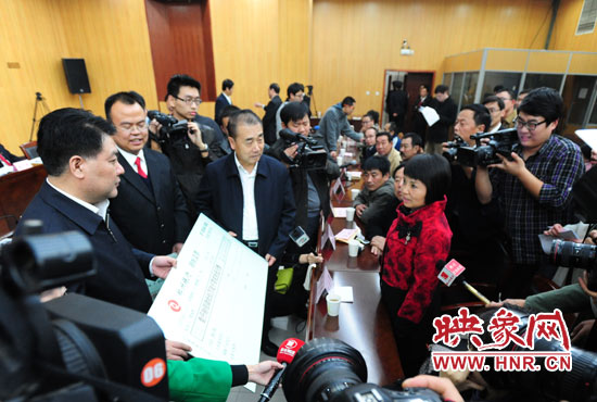 最高人民法院執(zhí)行局局長劉貴祥、河南省高級人民法院院長張立勇親手為申請執(zhí)行人員發(fā)放執(zhí)行款