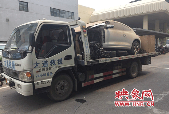 轎車(chē)從4S店被拖走