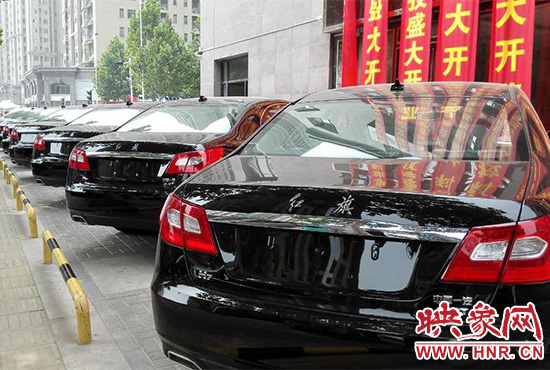 路邊一棟樓上懸掛著二三十條紅色條幅，全部是祝賀一家公司開業(yè)的。