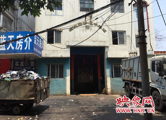 城北路環(huán)衛(wèi)中轉(zhuǎn)站門(mén)前的垃圾車(chē)裝滿(mǎn)了生活垃圾，腐臭味撲面而來(lái)