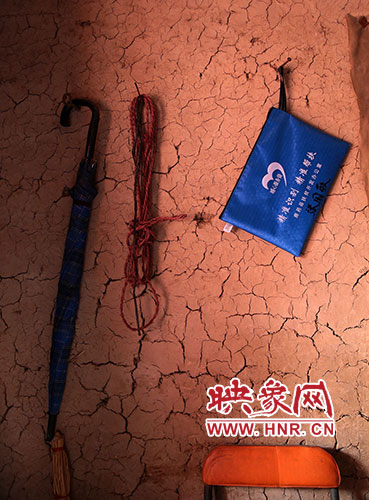 精準扶貧的暖心服務(wù)袋，被張國敬掛在上墻最醒目的位置。