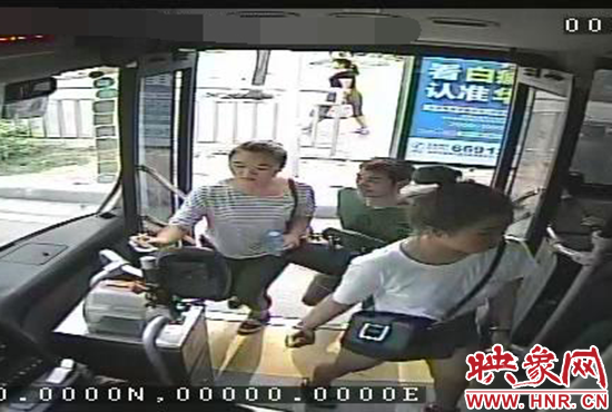 監(jiān)控顯示，竊賊偷女孩手機(jī)，公交車長幫忙要回手機(jī)。