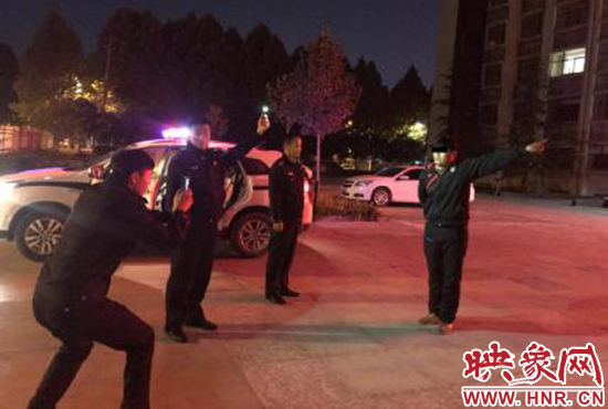 指認(rèn)犯罪現(xiàn)場。