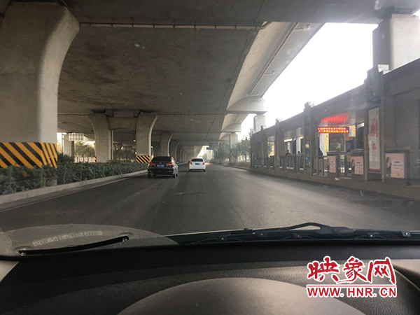 限行首日，三環(huán)橋上橋下，車輛不多，交通狀況良好。