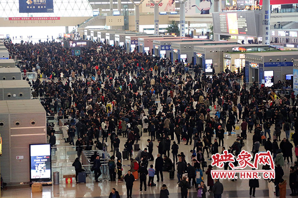 昨日因全國大面積降雪導途經鄭州東站部分高鐵晚點停運