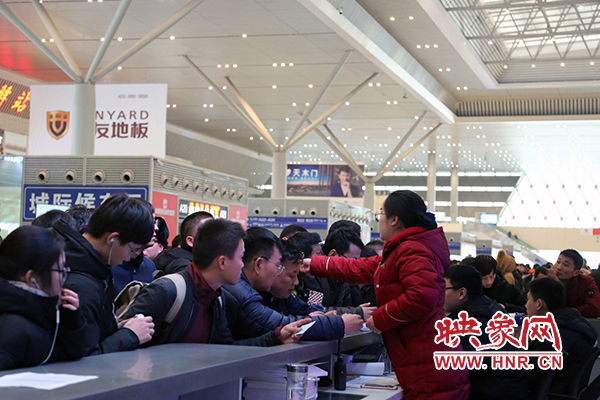 昨日因全國大面積降雪導途經鄭州東站部分高鐵晚點停運