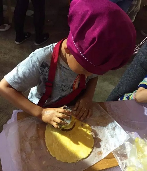 在爸爸媽媽的陪同下，親手制作餅干