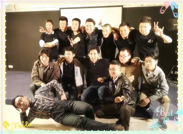 表演結(jié)束，看這哥們兒，為了和演員合影也是蠻拼的！