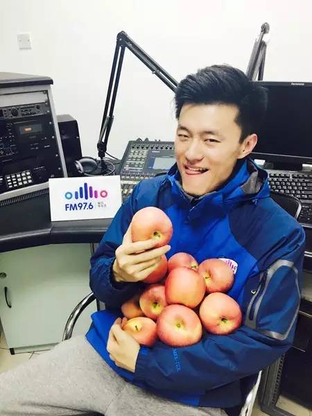 要不你跟我一身裸吧？來嘛來嘛……